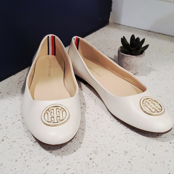 Tommy Hilfiger Shoes - Tommy Hilfiger White Leather Logo Medallion Ballet Flats | Size 9.5